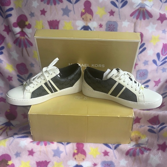 Michael Kors Monochrome Lace-Up Sneakers - Picture 5 of 8